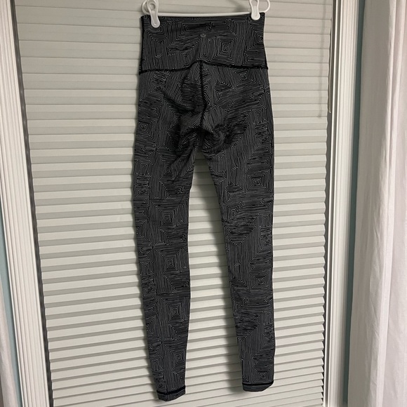 Lululemon black and white geometric pattern wonder under leggings. Size 4 - Picture 9 of 13